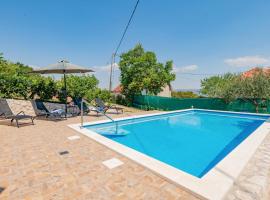 Cozy Home In Runovic With Outdoor Swimming Pool，位于Runović的酒店