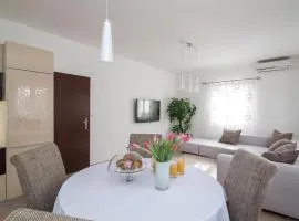 3 Bedroom Beautiful Apartment In Sutivan