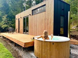 Freyja Summer Forest Retreat Cabin with Private Outdoor Tub and Lakeside Views，位于Örby的酒店