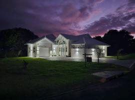 Caribbean Estates Villa Becca- Brand new- Pinnacle of Luxury，位于爱德华港的带泳池的酒店