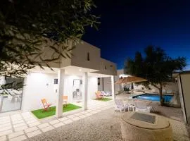 White houses luxury and pool