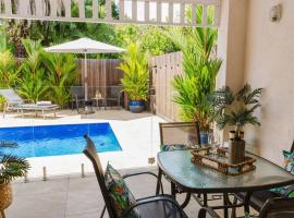 Tropical 2 BR, 2 Bath Villa with private pool，位于棕榈湾的酒店