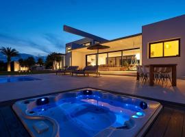 Holiday home with outdoor cinema，位于圣胡安包蒂斯塔的酒店