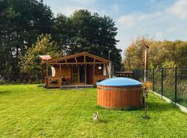 Domek letniskowy z jacuzzi nad rzeką Bzurą，位于Żuków的酒店