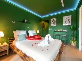 The Jungle - Jacuzzi, Sauna & Projector