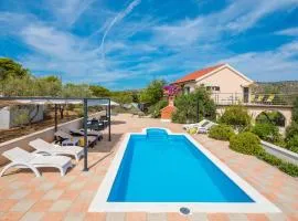 Amazing Home In Milna
