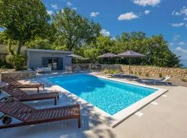 3 Bedroom Beautiful Home In Glavani