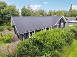 Holiday Home Stræktorvet，位于Pollerup Kullegård的带按摩浴缸的酒店