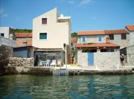 Apartment Mirni by the sea