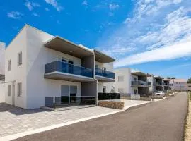 Amazing Apartment In Simuni With Wifi