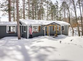 Lakefront Nevis Cabin Escape with Hot Tub!，位于Nevis的酒店