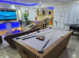 Exquisite and Cozy 3-bedroom Apt with hot-tub, WiFi, DSTV, and Inverter Power Backup