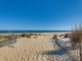 Steps to Ocean Colorful Abode in Fenwick Island，位于芬威克岛的酒店
