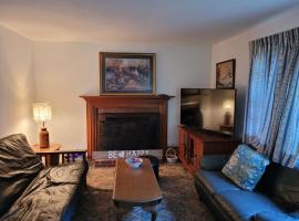 East Granby with AC and WiFi 3 minute to Bradley，位于East Granby的酒店