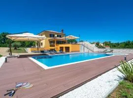 Stunning Home In Sumber
