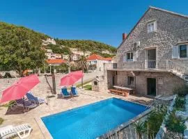 4 Bedroom Cozy Home In Pucisca