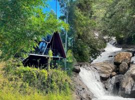Wetlands Wayanad Pool Resort with Natural Waterfalls，位于Padinjarathara的酒店
