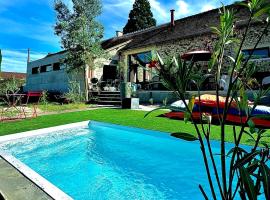 Maison ancienne moderne et design - 6 chambres 6 sdb - avec piscine et grand parc，位于Buxeuil的酒店