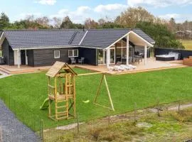 Beautiful Home In Rødby With Kitchen