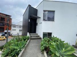 Hermoso apartamento privado en uno de los mejores sectores de la ciudad de Manizales, totalmente equipado y lo mejor de todo CENTRAL A ZONAS DE INTERES，位于马尼萨莱斯的公寓