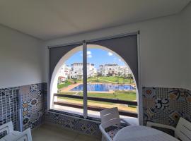 Charmant appartement en résidence piscine，位于卡博尼格洛的酒店