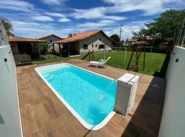 Casa bem espaçosa com piscina, campo de futebol e área gourmet a um quarteirão da lagoa de Praia Seca