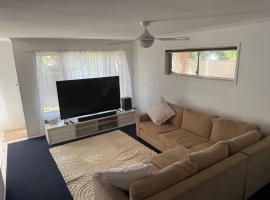 Bedroom in Surfers Chevron Island，位于黄金海岸的酒店