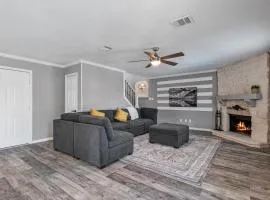 Retreat close to Lewisville Lake with pool, pet ok