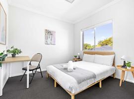 Modern Queen Room - Private Spot at Revesby - Shared Bathroom，位于Revesby的酒店