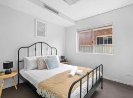 Modern Ensuite Queen Room - Serene Spot at Revesby，位于Revesby的酒店