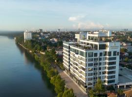 One Riviera Hotel and Residences，位于Ban Souanmon的带泳池的酒店