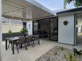Holiday at the Beach, Spa Bath, King Bed with TV，位于Christies Beach的酒店