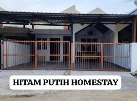 Homestay Kemaman - Hitam Putih Homestay，位于Cukai的酒店