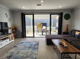 Minutes to the Beach! King Bed with TV, Spa Bath，位于Christies Beach的酒店