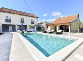 4 Bedroom Amazing Home In Prkos