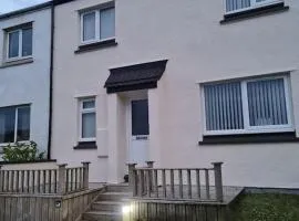 Modern 3 Bedroom Property centrally based