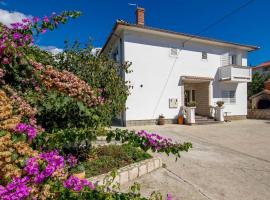 1 Bedroom Stunning Apartment In Kampor，位于坎普尔的海滩酒店