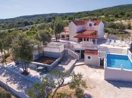 Three-Bedroom Holiday Home With Sea View In Praznica