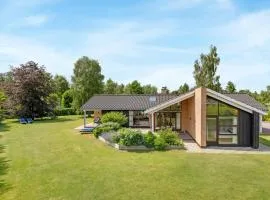 Cozy Home In Væggerløse With Sauna