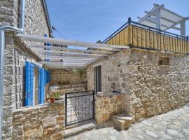 Elegant Stone House with Jacuzzi, Terrace, and Private Yard in Solta，位于Srednje Selo na Šolti的酒店