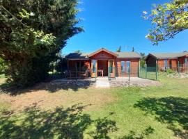 Camping La Colline，位于Chirat-lʼÉglise的酒店