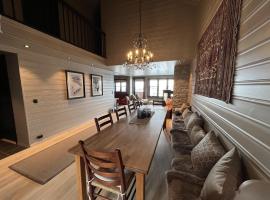 Large Balcony With Panoramic Mountain Views，位于贝特斯托尔的带热水浴缸的酒店