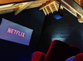 LE COCON l'unique expérience Cinéma room de la Grange Savoyarde 1km du Lac d'Annecy，位于Lathuile的酒店