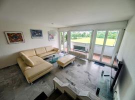 Stilvolles Privatzimmer im Einfamilienhaus nahe Basel，位于Oberwil的酒店