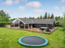 Beautiful Home In Væggerløse With Wifi，位于博托比的酒店