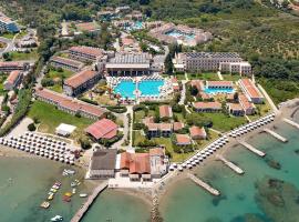 Roda Beach Resort & Spa，位于Karousádes的酒店