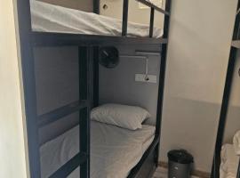 Myestay AC hostel Dorm，位于瓦拉纳西的酒店