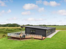 Lovely Home In Sp&oslash;ttrup With Wifi，位于Spottrup的Spa酒店