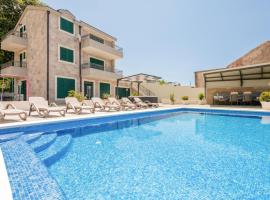 4 Bedroom Stunning Home In Tucepi，位于图彻皮的酒店