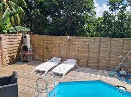 Bungalow Emeraude, F3 avec piscine à Sainte Luce，位于圣吕斯的酒店